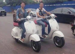 Đôi nam nữ đi cặp Vespa 946 đắt tiền không mũ bảo hiểm