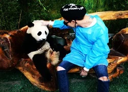 Fan cuồng chi 70 triệu mua ghế G-Dragon ngồi ăn lẩu