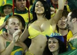 Fan nữ Brazil cổ vũ sung lộ cả vòng một