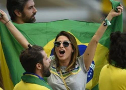 Fan nữ Brazil xinh ngất ngây thiêu đốt Mineirao