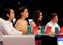 Giám khảo X Factor mang trứng gà lên ghế nóng