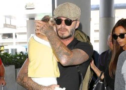 Harper Seven ôm chặt bố Beckham ngủ ngon lành