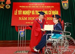 Hoa khôi 'vầng trăng khuyết' tốt nghiệp ĐH loại giỏi