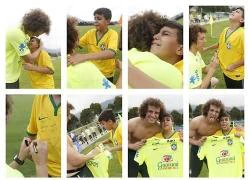 Hóa thiên thần, David Luiz khiến fan nhí sướng phát khóc