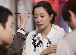 Kim Hee Sun tranh thủ 'tút tát' trên trường quay