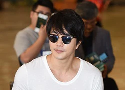 Kwon Sang Woo bảnh bao ở sân bay