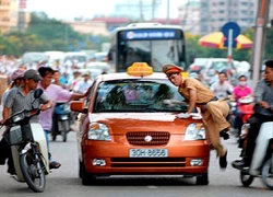 Lái xe taxi hung hãn lao xe chèn qua người trung úy công an