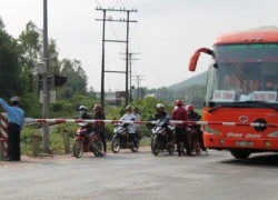 "Lót tay" nhân viên gác chắn để "vượt rào" khi chờ tàu?