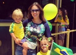 Mẹ con Alessandra Ambrosio dắt nhau xuống phố cổ vũ World Cup