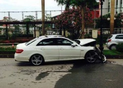 &#8220;Mẹc&#8221; E-Class bẹp đầu vì đâm Honda CR-V