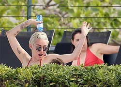 Miley Cyrus mặc bikini nhảy nhót