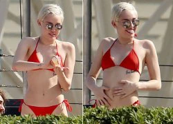 Miley Cyrus tung tẩy bên bể bơi trong bộ bikini đỏ rực