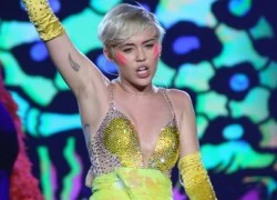 Miley ném "Selena" trên sân khấu và hát "FU"