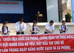 Mớm cơm có thể lây bệnh tay, chân, miệng