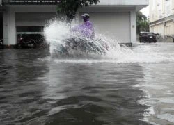 Mưa lớn suốt đêm, TP Vinh ngập nặng