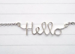 Necklace name - thể hiện cá tính với chữ viết 'biết nói' trên vòng cổ