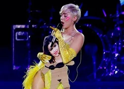 Nghi án Miley Cyrus xỏ xiên Selena Gomez trên sân khấu