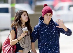 Nghía lại ảnh tình tứ bốn mùa của "cặp đôi trò mèo" Justin và Selena