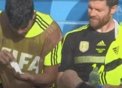 Nhịn cười chuyện Diego Costa... tẩy lông cho Xabi Alonso trên ghế dự bị