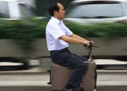 Nông dân Trung Quốc chế tạo scooter lạ từ... vali