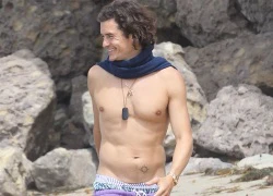 Orlando Bloom mình trần quyến rũ trên bãi biển