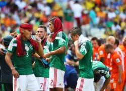 Quá nóng, fan Hà Lan & Mexico cùng rời sân vào xem...tivi