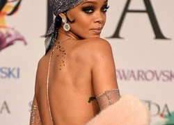 Rihanna "twerk" trong chiếc váy xuyên thấu