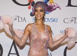 Rihanna và những bộ đồ&#8230; &#8220;mặc cũng như không&#8221;