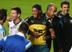 Ronaldinho giả vào sân đánh lừa Messi