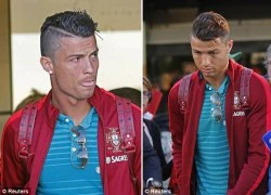 Ronaldo buồn bã đón taxi về quê