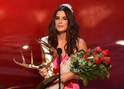 Sandra Bullock "cưa sừng" khi đội vương miện ở tuổi 50