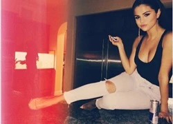 Selena Gomez tự tin khoe vòng 1 táo bạo