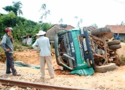 Tàu hỏa tông xe tải, 1 người bị thương nặng