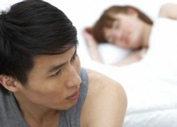 Tím mặt khi vợ đưa bao cao su và bảo 'Anh ra ngoài giải quyết cho đỡ tội'