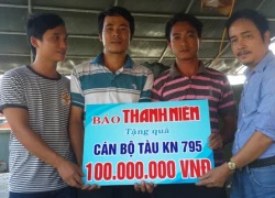 Trao tiền bạn đọc ủng hộ lực lượng bảo vệ biển Đông