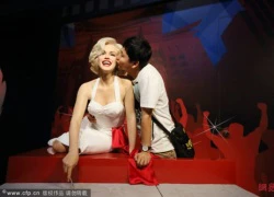 Tượng sáp Marilyn Monroe ở Trung Quốc liên tục bị "sàm sỡ"