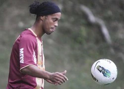 Xem Ronaldinho thử sức với trò đá bóng trúng xà ngang