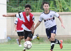 Akira Phan đá bóng cùng fan Chelsea