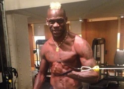 Balotelli khoe thân hình cơ bắp trong phòng tập