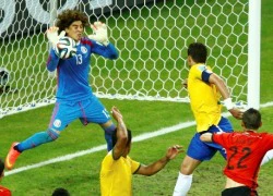 Bán vợ, đợ con để giữ thủ môn Guillermo Ochoa