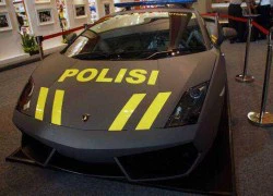 Cảnh sát Indonesia sử dụng 2 siêu xe Lamborghini