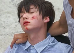 Cảnh sát mỹ nam Tae Il (Ahn Jae Hyun) bị đâm máu me đầy người