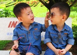 Cặp song sinh nhí diện đồ đôi đáng yêu