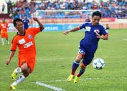 Cầu thủ V-League tính nghỉ đá bóng, đi lái xe chở than