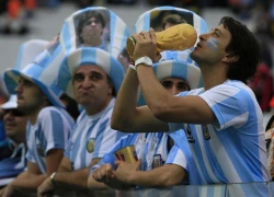 CĐV Argentina hả hê giơ &#8216;ám hiệu&#8217;