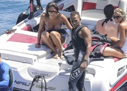 Chùm ảnh: Lewis Hamilton tung tăng nô đùa cùng bồ già sexy