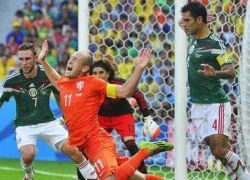 Cổ động viên Mexico lăng mạ Van Persie vì nhầm với Robben