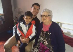 Cristiano Ronaldo khoe ảnh con trai cưng bên bà nội quá cố