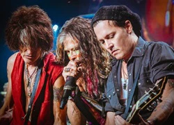 &#8216;Cướp biển&#8217; Johnny Depp khoe tài guitar bên Aerosmith