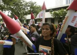 Dân Philippines mang tên lửa giả, biểu tình phản đối Trung Quốc đòi độc chiếm biển Đông